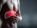 Mężczyzna trzyma się za brzuch, gdzie widoczna jest czerwona, świecąca wątroba z naczyniakiem.