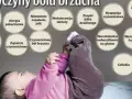 Dziecko z podkurczonymi nóżkami, nad którym widnieją kółka z przyczynami bólu brzucha u dziecka, np. nietolerancja laktozy.