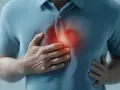 Mężczyzna trzyma się za klatkę piersiową, gdzie widoczny jest czerwony, pulsujący obszar symbolizujący kłucie w sercu.