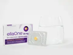 Tabletki ellaOne 30 mg, dostępne bez recepty, to antykoncepcja awaryjna. W opakowaniu znajduje się jedna tabletka i szklanka wody.