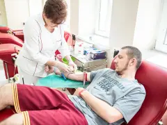 Medyk pobiera krew od mężczyzny, który leży na fotelu. To nie jest odpowiedź na pytanie, dlaczego lekarze nie oddają krwi.